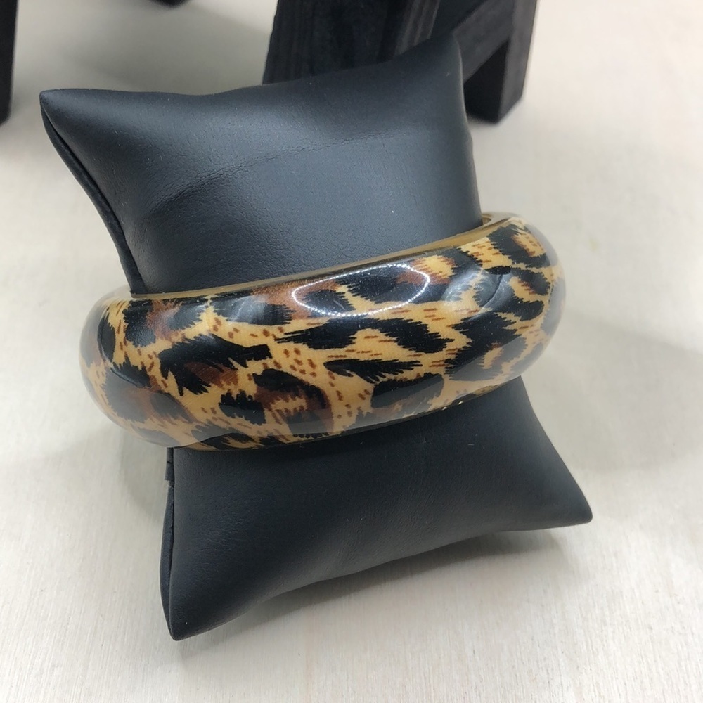 Vintage lucite overlay tiger animal print bangle bracelet 7.5 statement style.